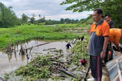 Kepala Pelaksana Meninjau Kegiatan Pembersihan Sungai Selor