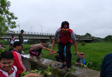 Kepala Pelaksana BPBD Provinsi Kalimantan Utara Beserta Satgas BPBD Provinsi berpartisipasi dalam pembersihan enceng gondok  di Sungai Selor