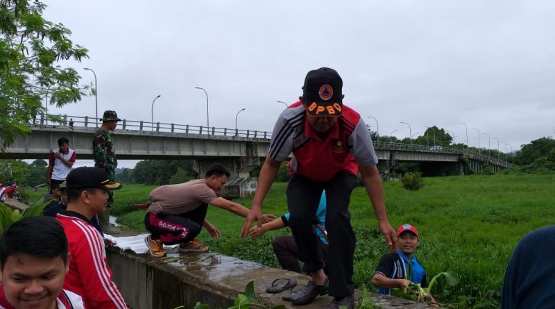 Kepala Pelaksana BPBD Provinsi Kalimantan Utara Beserta Satgas BPBD Provinsi berpartisipasi dalam pembersihan enceng gondok  di Sungai Selor